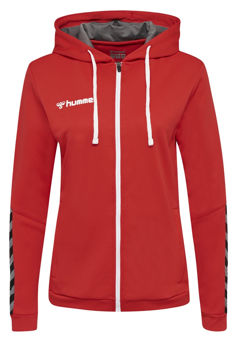 Rode zip-up hoodie van een gestructureerde stof, met witte trekkoorden en een grijs gevoerde capuchon. Bevat zwart-grijze gestreepte accenten op de mouwen.