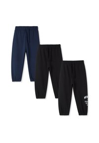 Trzy pary spodni dresowych: jedna granatowa, dwie czarne z białym logo. Posiadają elastyczne pasy w talii i ściągacze przy kostkach. Miękka faktura materiału.