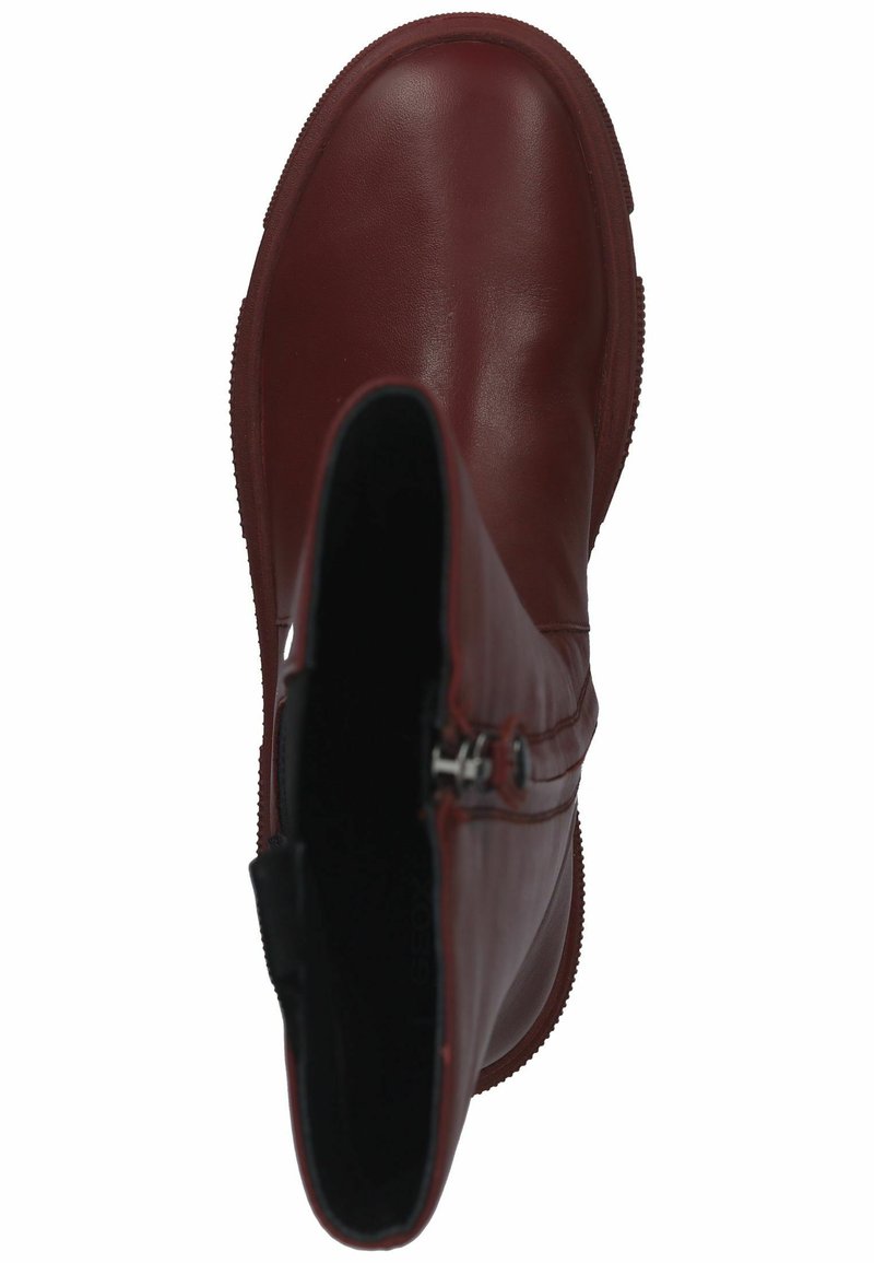 Botín de cuero burdeos hasta el tobillo con punta redondeada y cremallera lateral, que cuenta con una suela texturizada y una superficie superior lisa.