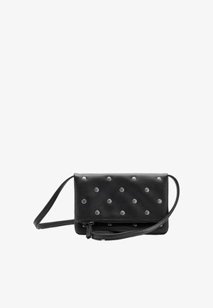 Sac bandoulière en cuir noir avec des clous ronds argentés et une longue sangle ajustable sur fond blanc.