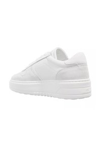 Hvite sneakers med lær- og semsket skinn, rund tå, teksturerte detaljer og en tykk gummisåle med logo på hælen.