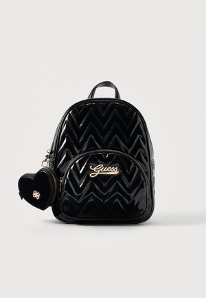 Mini sac à dos matelassé en cuir verni noir avec motif chevron, poche zippée à l'avant, logo "Guess" et une pochette à monnaie en forme de cœur attachée.