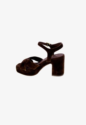 Sandalo platform in camoscio marrone con tacco a blocco, cinturino alla caviglia e cinturini incrociati sul davanti, mostrato di lato su sfondo bianco.