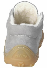 Grauer Wildlederschuh mit einem flauschigen weißen Futter, tanfarbener Gummisohle, Kontrastnähten und einem geformten "PEPINO"-Logo an der Ferse.
