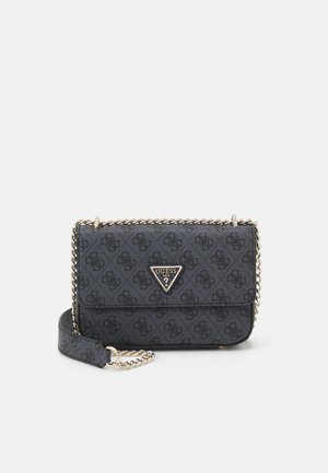 Sort Guess crossbody taske med monogrammønster, guldfarvet logoplade og guldkæde med læder skulderpude.