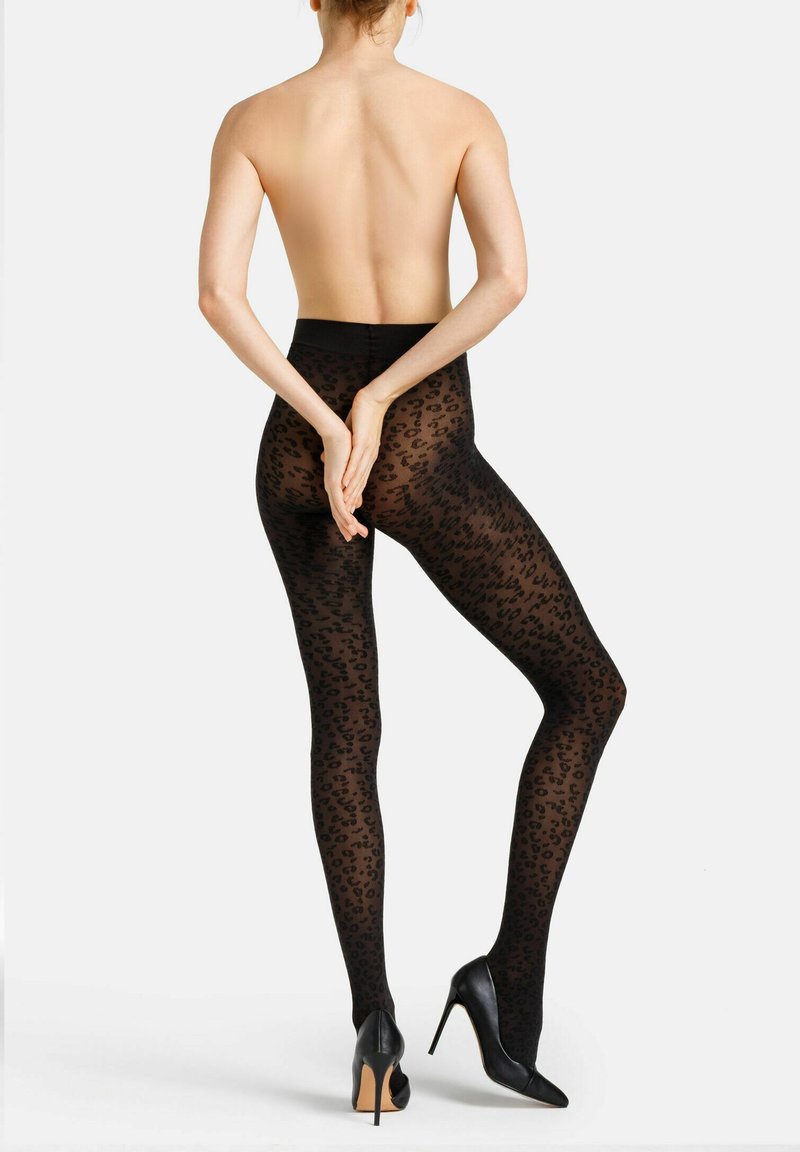 Schwarze, durchsichtige Strumpfhosen mit einem Leopardenmuster, hohe Taille und glatter Textur, kombiniert mit schwarzen High Heels.