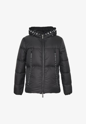 Giacca nera imbottita con zip frontale, cappuccio e dettagli con logo. Presenta due tasche con zip e una texture liscia.