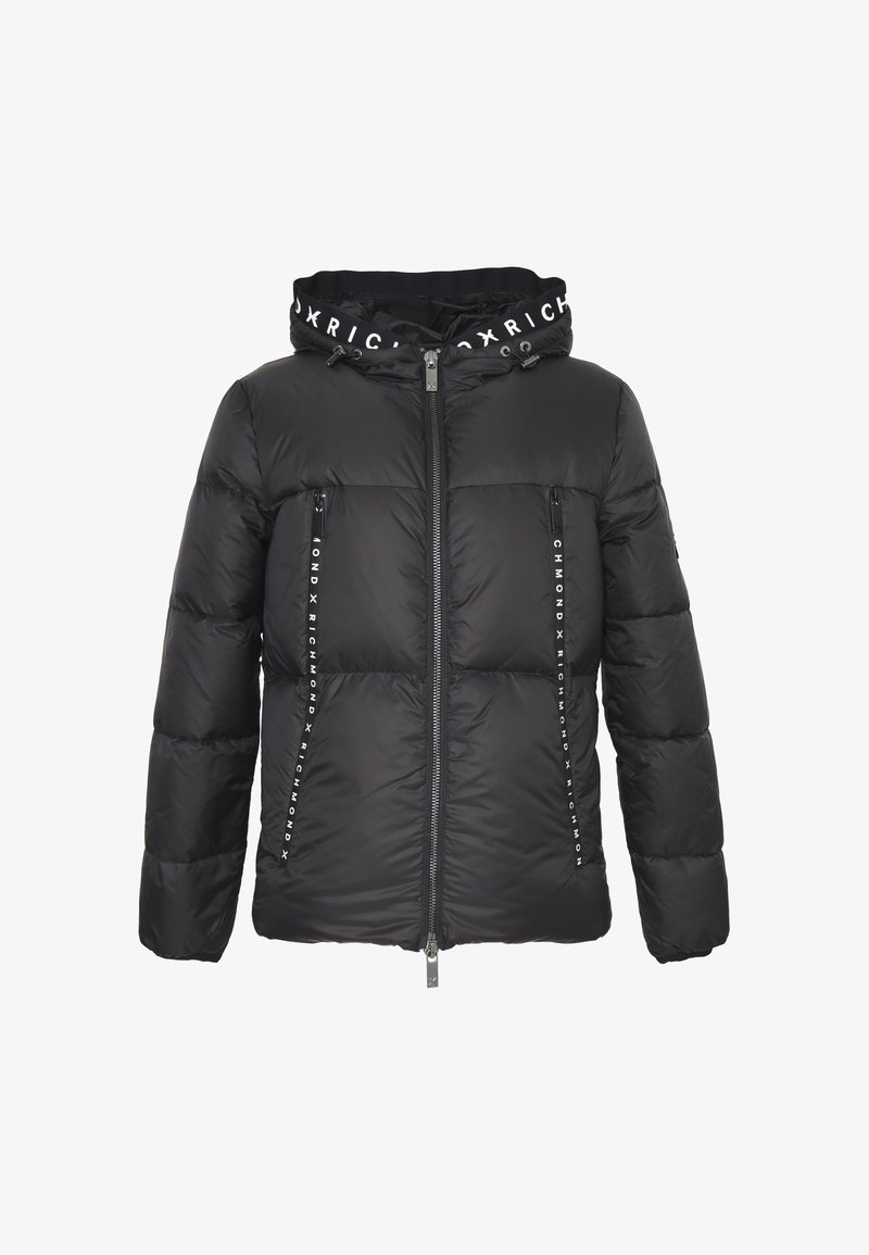 Giacca nera imbottita con zip frontale, cappuccio e dettagli con logo. Presenta due tasche con zip e una texture liscia.