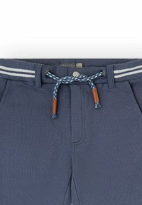 Bañadores azul marino con una textura tejida, cinturilla elástica, detalles en rayas blancas y un cierre con cordón de ajuste con puntas de madera.