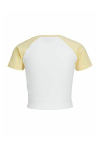 Camiseta de algodón con cuerpo blanco y mangas raglán amarillas, con cuello redondo y mangas cortas. Textura suave, estilo ajustado.