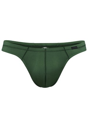 Donkergroene herenbikini met zichtbare naden en een klein zwart merkje aan de rechterkant van de tailleband.