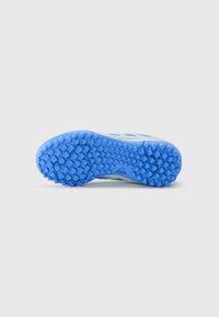 Suela azul de una zapatilla deportiva que presenta un patrón hexagonal texturizado y una sección lisa con detalles del logo, diseñada para tracción y agarre.