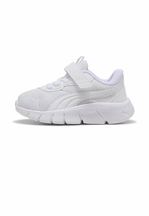 Hvid børns atletiksko med mesh-overdel, velcrolukning, polstret sål og Puma-logo på siden og tåen.