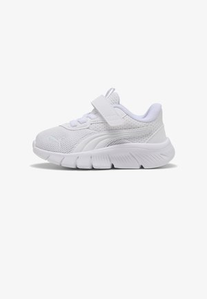 Chaussure de sport blanche pour enfants avec tige en mesh, fermeture à scratch, semelle coussinée et logo Puma sur le côté et l'avant.