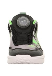 Schwarzer und grauer Sportschuh mit grünen Akzenten, strukturiertem Mesh-Obermaterial, BOA-Schnürsystem und weißer Gummisohle.