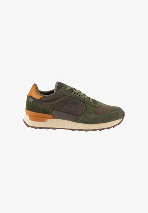 Grüne Wildledersneaker mit braunen Akzenten, ausgestattet mit einer strukturierten Oberseite, durchbrochenen Details und einer beigen Zwischensohle. Schnürdesign.