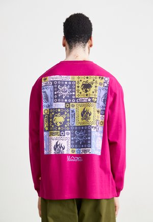 - Bluzka z długim rękawem