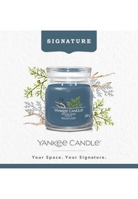 Yankee Candle SIGNATURE MEDIUM JAR BAYSIDE CEDAR - Doftljus - blue