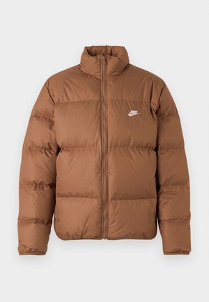 Barna puffernadrág magas gallérral, teljes elöl cipzárral és fehér Nike logóval a bal mellen, sima fehér háttér előtt.