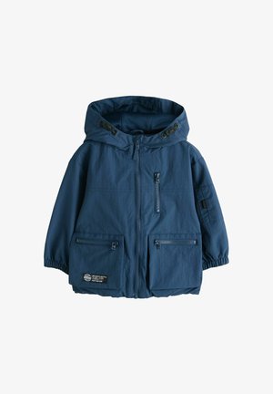 Geacă cu glugă de culoare albastru marin, confecționată dintr-un material ușor, cu fermoar frontal, două buzunare cu fermoar și manșete elastice. Accentuată cu un patch cu logo.