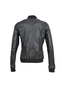 Zwarte leren bomberjack met een ribbelkraag en boorden. Glad textuur, getailleerd ontwerp en zichtbare stiksels langs de achterkant.