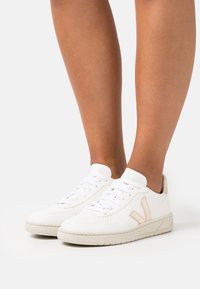 Veja - V-10 - Trainers - extra-white/platine Thumbnail Image 1