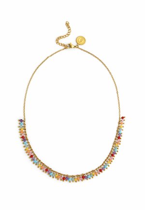Collar delicado de cadena de oro con pequeñas cuentas multicolores colgando de manera uniforme a lo largo de la mitad inferior y una etiqueta redonda de oro cerca del cierre.