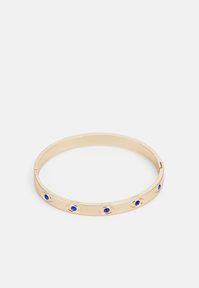 Bracelet jonc en or avec cinq motifs en forme d'œil en pierres précieuses bleues répartis de manière homogène sur un fond blanc.