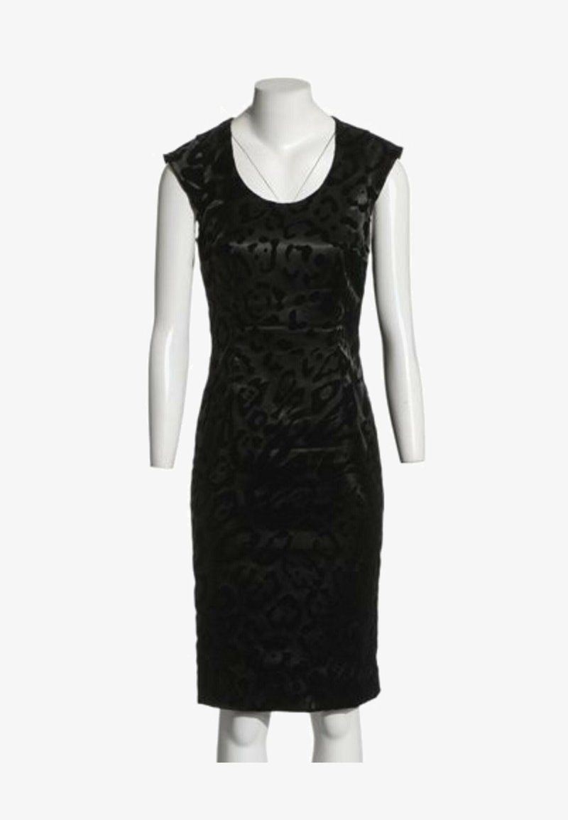 Robe noire en velours sans manches longueur genou avec un motif léopard subtil sur un torse de mannequin blanc.