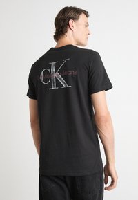 Calvin Klein Jeans TEXTURED MONOLOGO TEE - T-shirt med print - black