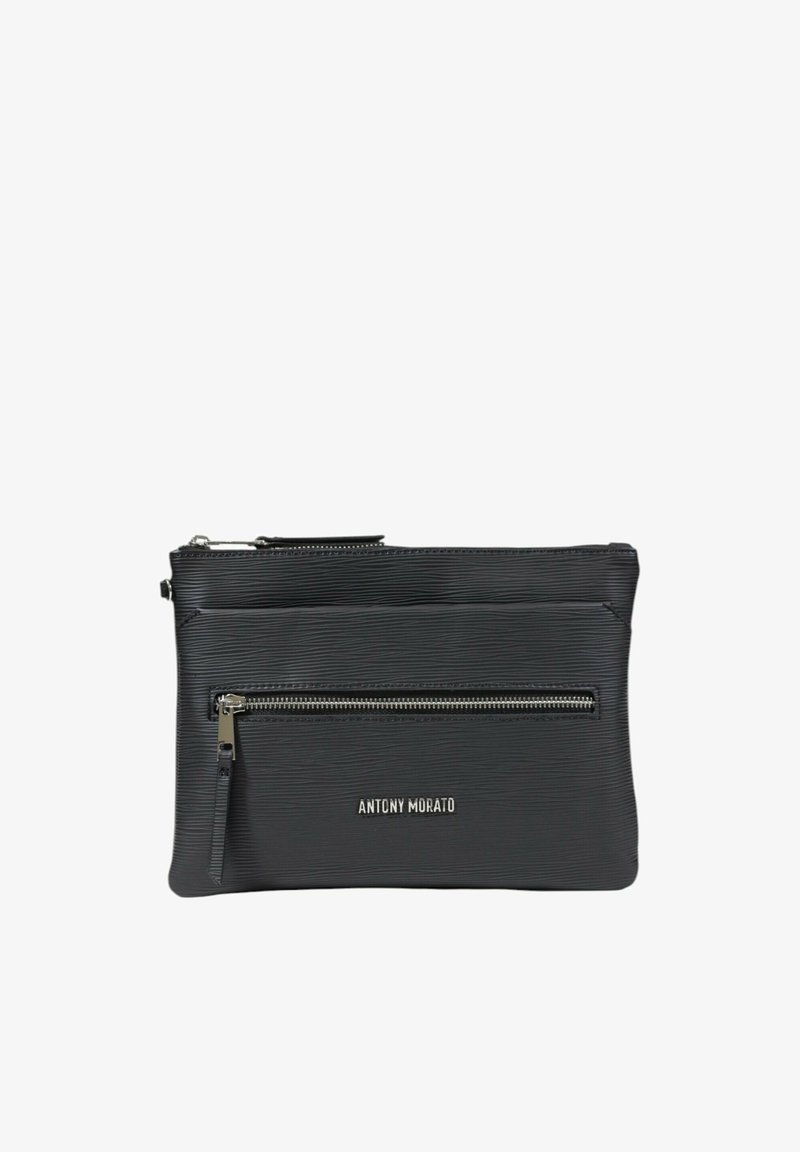 Bolsita negra texturizada con dos compartimentos con cremallera. Presenta un acabado suave y un acento de logo en la parte inferior. Forma compacta y rectangular.