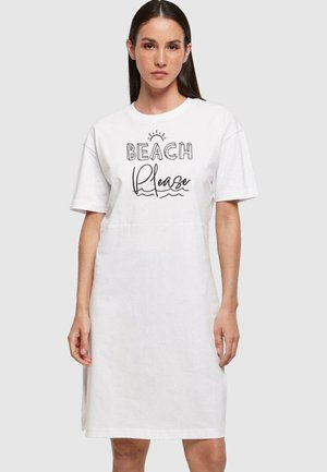 Bílá bavlněná šaty ve stylu trička s krátkým rukávem a volným střihem. Tisk s nápisem "BEACH Please" a grafikou slunce a vln v černé barvě.