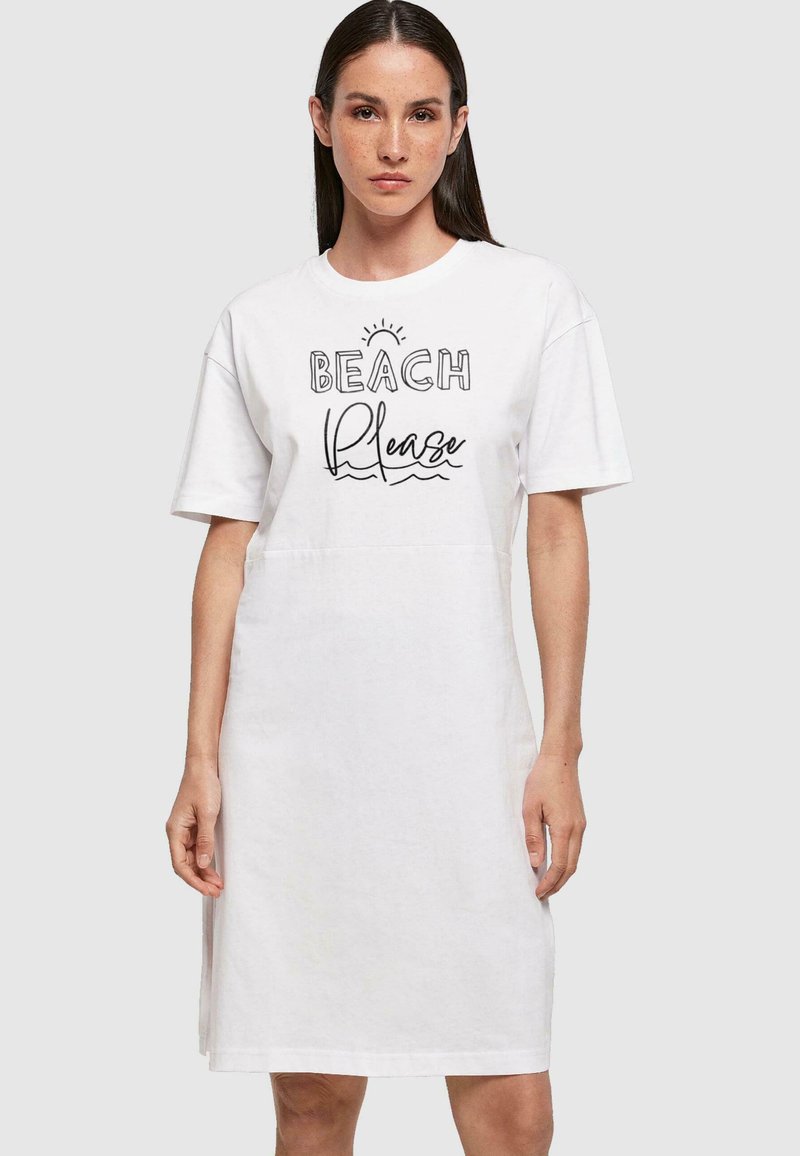 Bílá bavlněná šaty ve stylu trička s krátkým rukávem a volným střihem. Tisk s nápisem "BEACH Please" a grafikou slunce a vln v černé barvě.