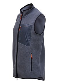 Graue Fleeceweste mit hohem Kragen, zwei Seitentaschen und einer Brusttasche. Mit orangen Reißverschlüssen und einem kontrastierenden glatten Stoffeinsatz.