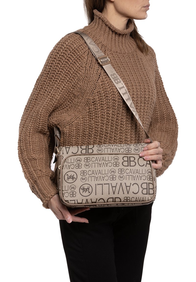 Borsa a tracolla beige con stampa del logo, dalla texture liscia, forma rettangolare e hardware in tono oro, dotata di una tracolla regolabile.