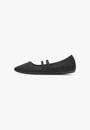Scarpa piatta nera lavorata a maglia con punta chiusa, due fasce elastiche sulla parte superiore e suola con tacco basso.