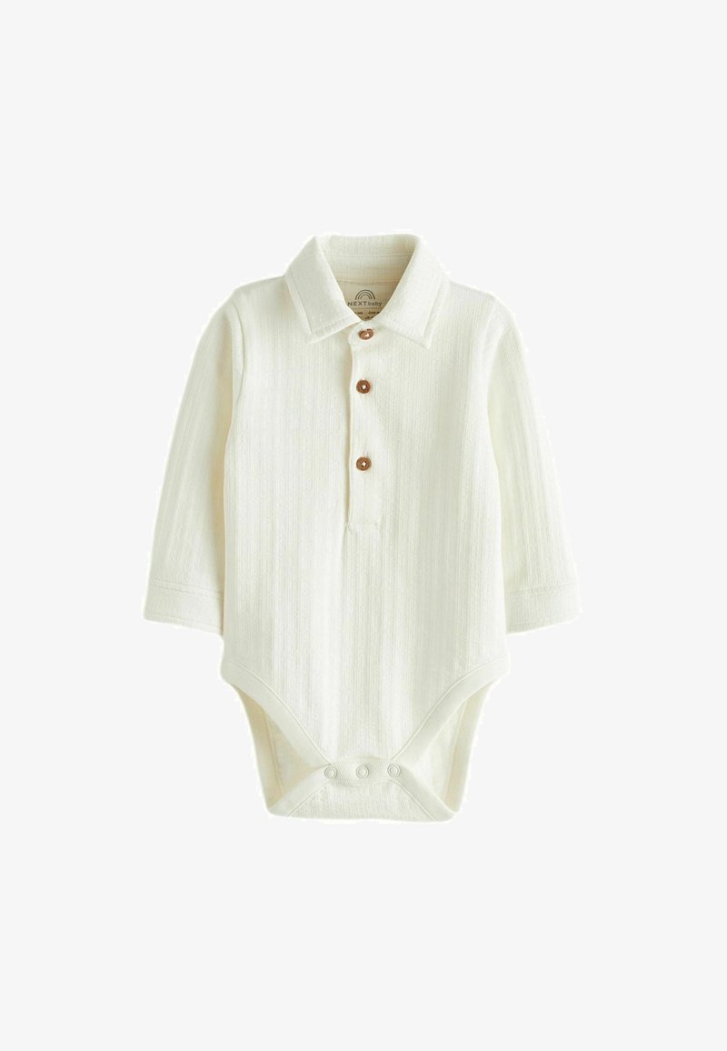 Baltas garās piedurknes bodijs ar teksturētu, ribotu dizainu, pogu aizdari apkaklē un snap aizdari apakšā, kas nodrošina vieglu uzvilkšanu.