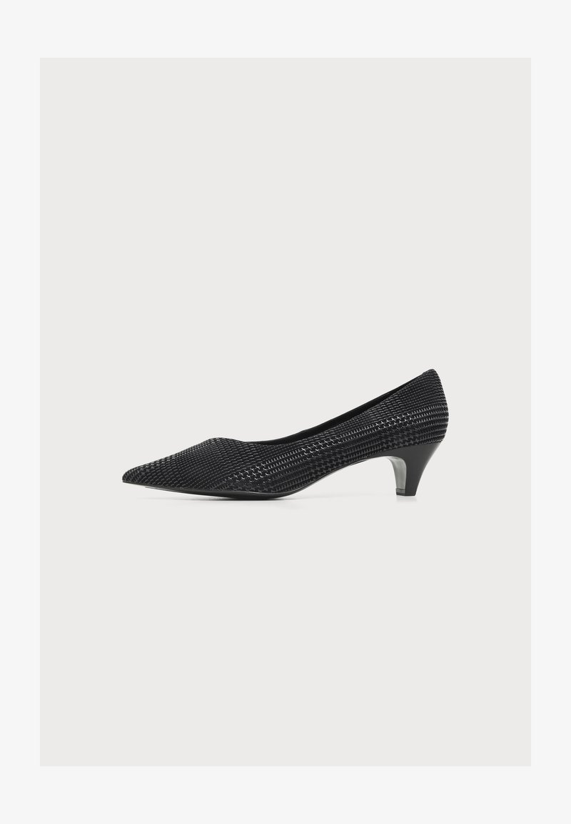 Escarpin noir pour femme à talon bas, bout pointu, motif tissé texturé et talon kitten fin et effilé.