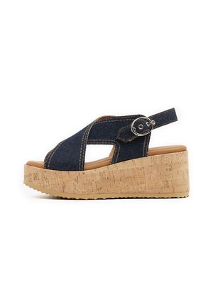 Denim-Wedge-Sandalen mit Kork-Plattform, offener Zehenpartie und verstellbarem Riemen, mit kontrastierenden Nähten und Ausschnittdetails.