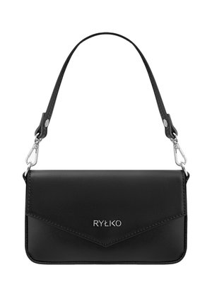 Czarna torebka z ekoskóry z klapką zamykaną na zatrzask, wyposażona w srebrne okucia, odpinany pasek oraz wytłoczone logo na przedniej części.