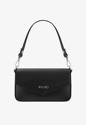 Czarna torebka z ekoskóry z klapką zamykaną na zatrzask, wyposażona w srebrne okucia, odpinany pasek oraz wytłoczone logo na przedniej części.