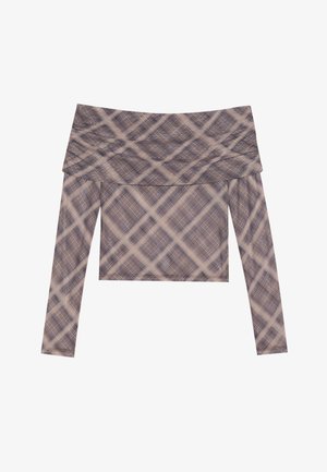 Haut à manches longues, à épaules dénudées en tissu doux, présentant un motif tartan discret dans des tons de marron et de beige, avec une coupe décontractée.