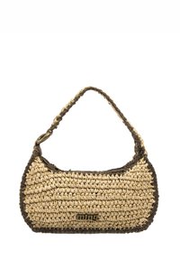Bolso tejido de paja en beige y marrón oscuro, con forma curva, asa corta y un pequeño detalle de logo en el frente.