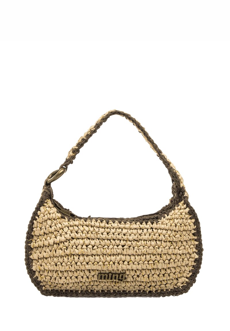 Bolso tejido de paja en beige y marrón oscuro, con forma curva, asa corta y un pequeño detalle de logo en el frente.