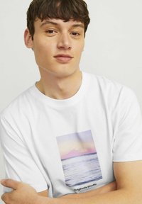 Jack & Jones JORVESTERBRO PICTURE CREW NECK - Apdrukāts T-krekls - bright white