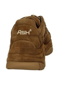 Scarpa in suede marrone con forma arrotondata, caratterizzata da una superficie testurizzata, colletto imbottito e logo laterale. Suola in gomma con motivo antiscivolo.