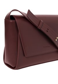 Gladko burgundska usnjena torba za ramo z širokim nastavljivim trakom in trikotnim sprednjim pokrovom.