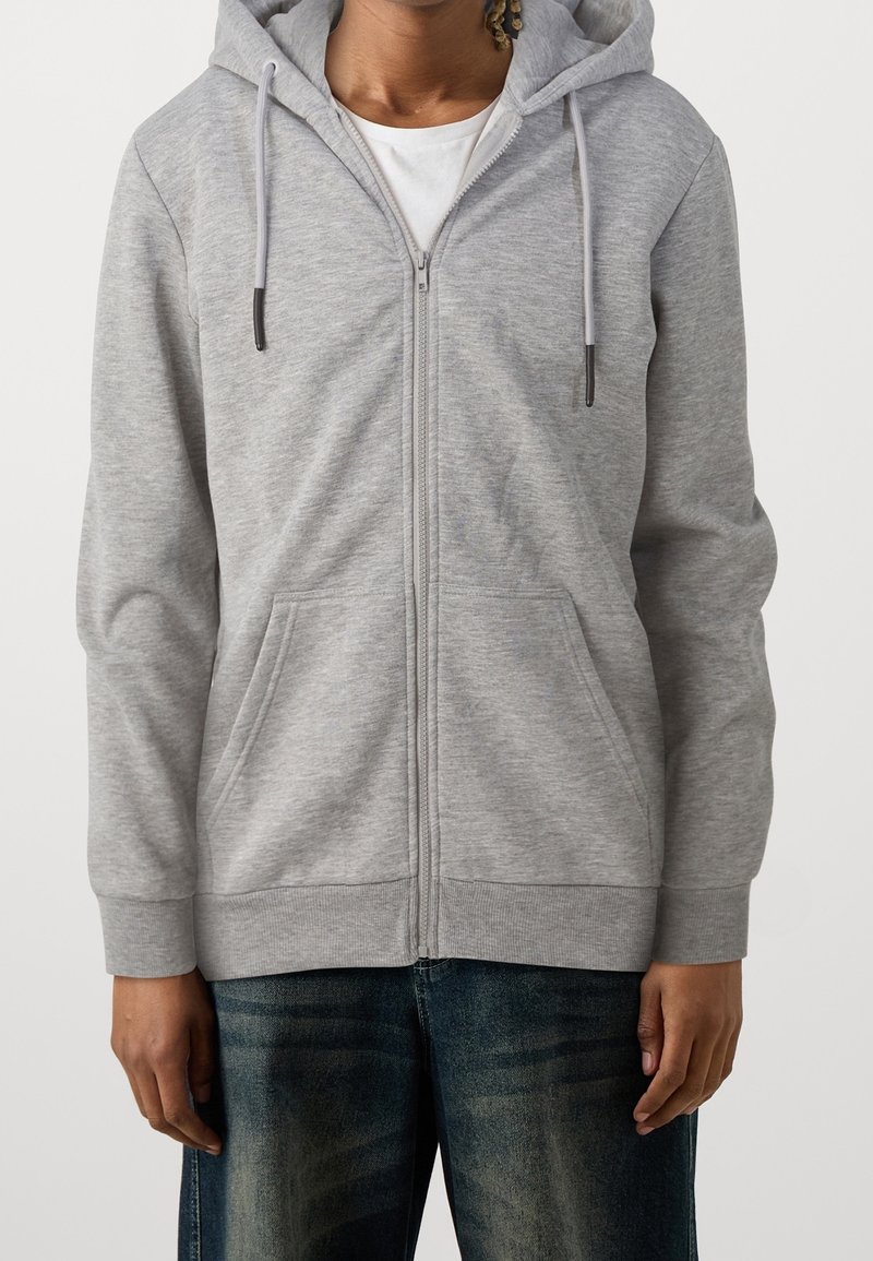 Hoodie zippé gris en tissu doux. Comprend une fermeture éclair à l'avant, deux poches avant et une capuche avec cordon de serrage. Coupe décontractée.