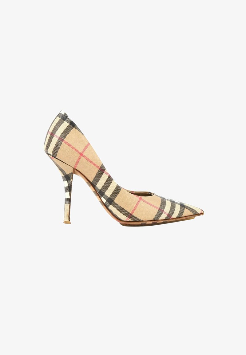 Escarpin beige à talon haut pour femme avec bout pointu et motif à carreaux comprenant des lignes noires, blanches et roses sur un tissu lisse.