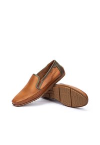 Instap schoenen met een tan perforated leren bovenwerk, groene accenten en gestikte details. Platte rubberen zool met gegraveerde merknaam.
